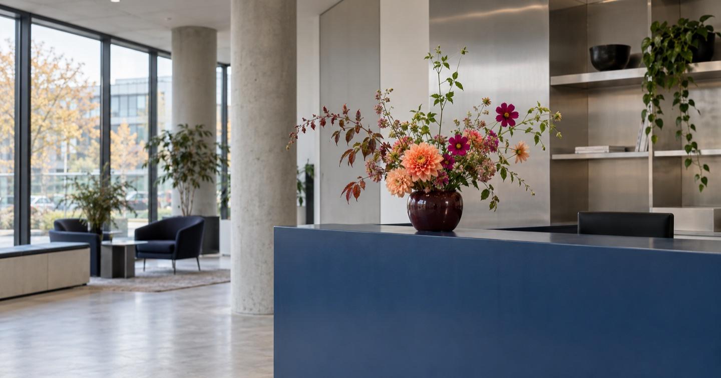 Composition florale sur un comptoir de réception bleu dans un bureau